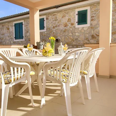 Sea Breeze - Beachfront Apartman