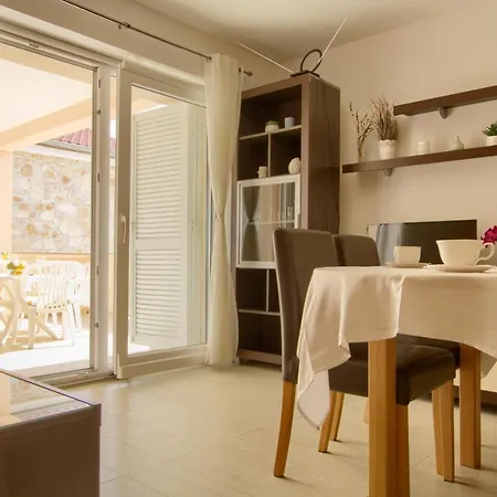 Apartman Sea Breeze - Beachfront *