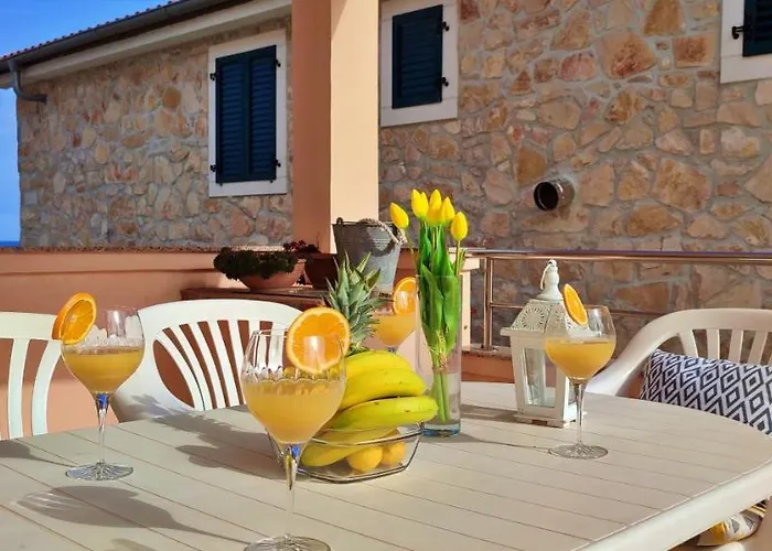 Sea Breeze - Beachfront *