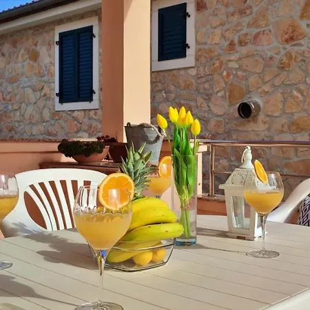 Sea Breeze - Beachfront *