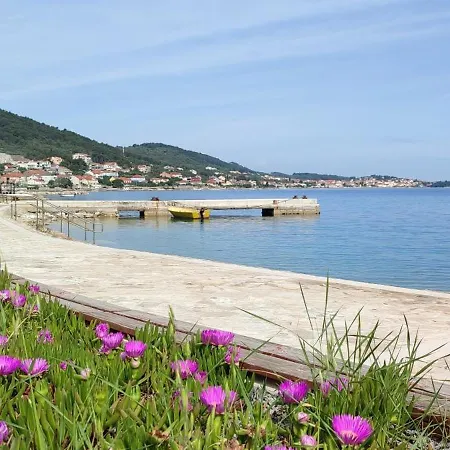 Sea Breeze - Beachfront Apartman