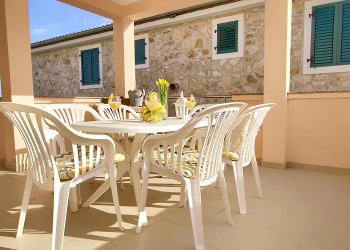 Sea Breeze - Beachfront Apartman
