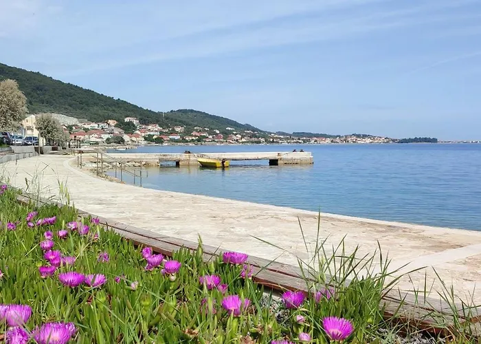 Sea Breeze - Beachfront Apartman