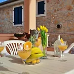Sea Breeze - Beachfront *