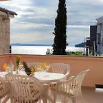 Sea Breeze - Beachfront Apartman