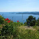 Sea Breeze - Beachfront *