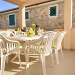 Sea Breeze - Beachfront Apartman
