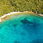 Sea Breeze - Beachfront *