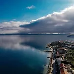 Sea Breeze - Beachfront Apartman *