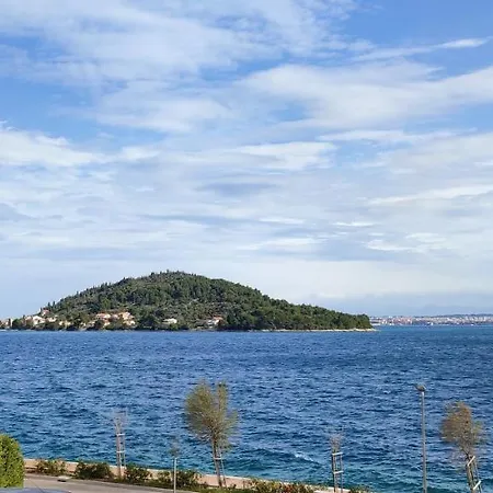 Sea Breeze - Beachfront Appartement *